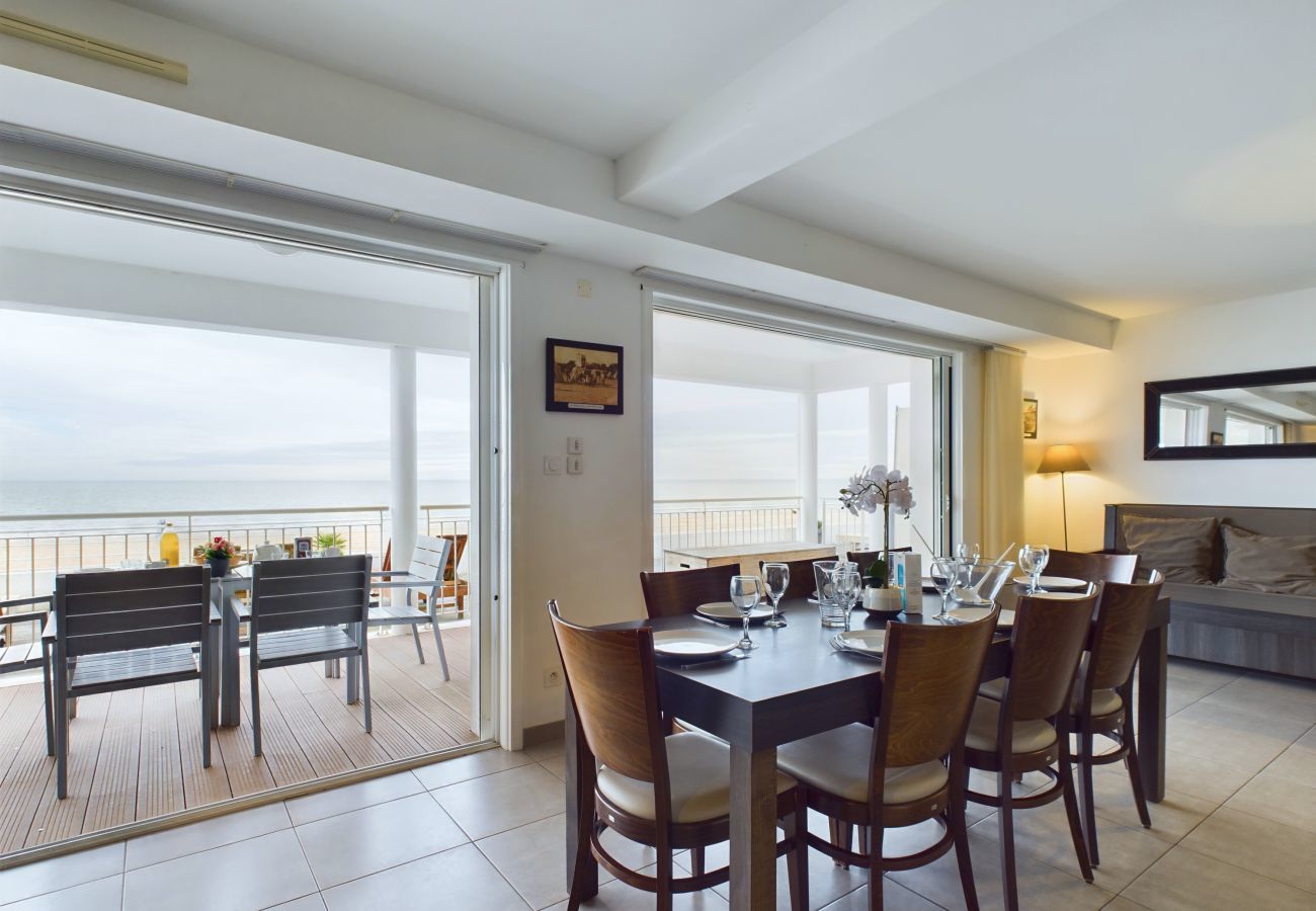 Apartment in La Tranche-sur-Mer - Seafront - Apartment for 12 - Terrace