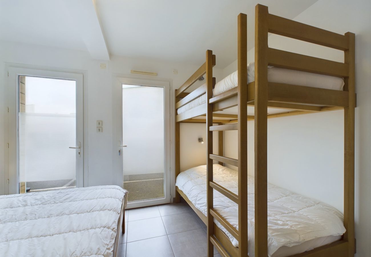 Apartment in La Tranche-sur-Mer - Seafront - Apartment for 12 - Terrace