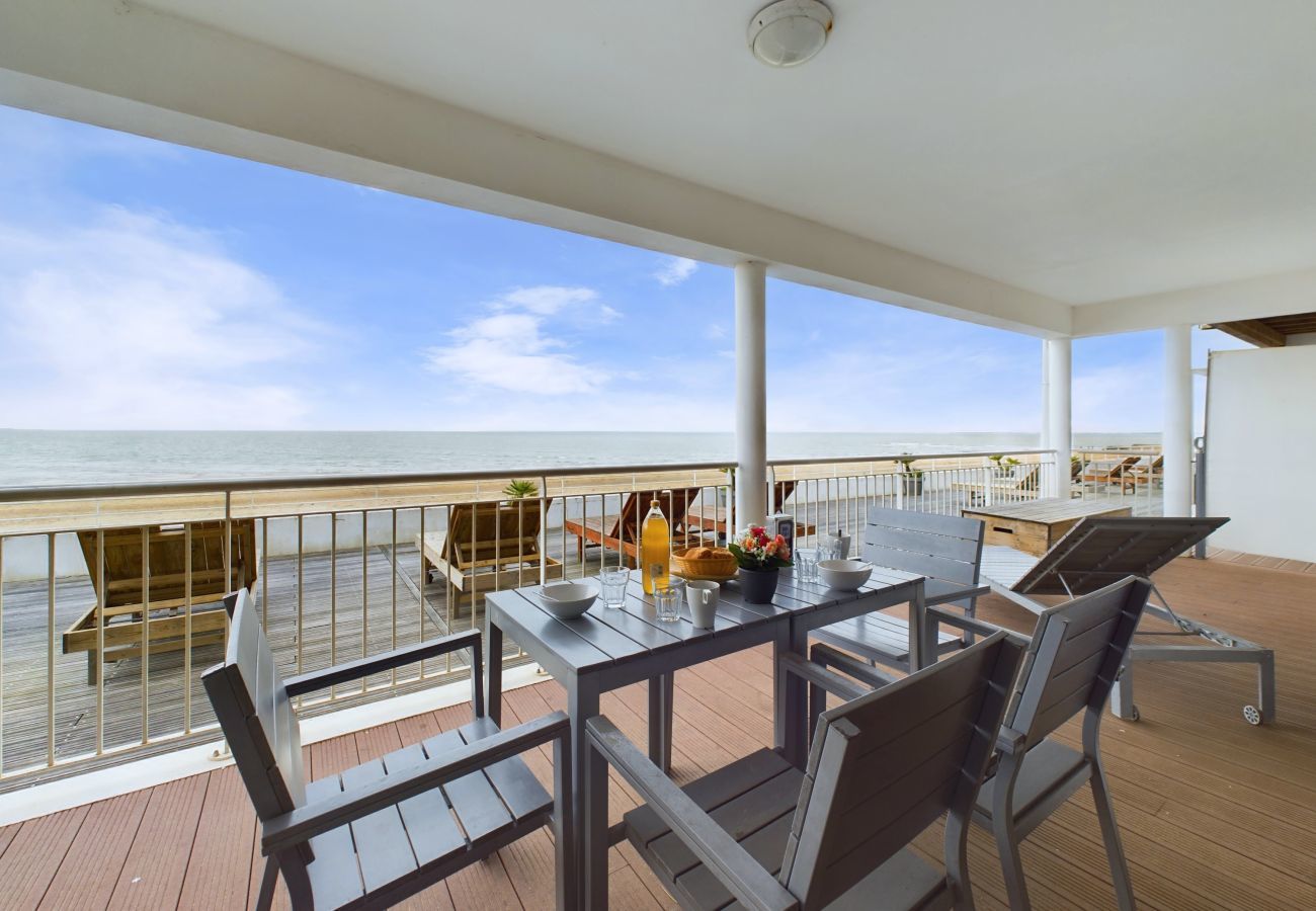 Apartment in La Tranche-sur-Mer - Seafront - Apartment for 12 - Terrace
