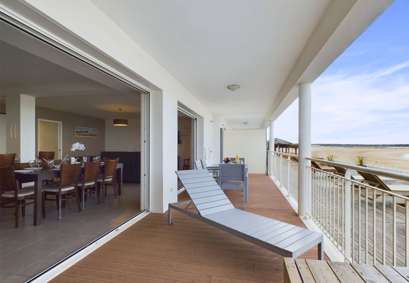 Apartment in La Tranche-sur-Mer - Seafront - Apartment for 12 - Terrace