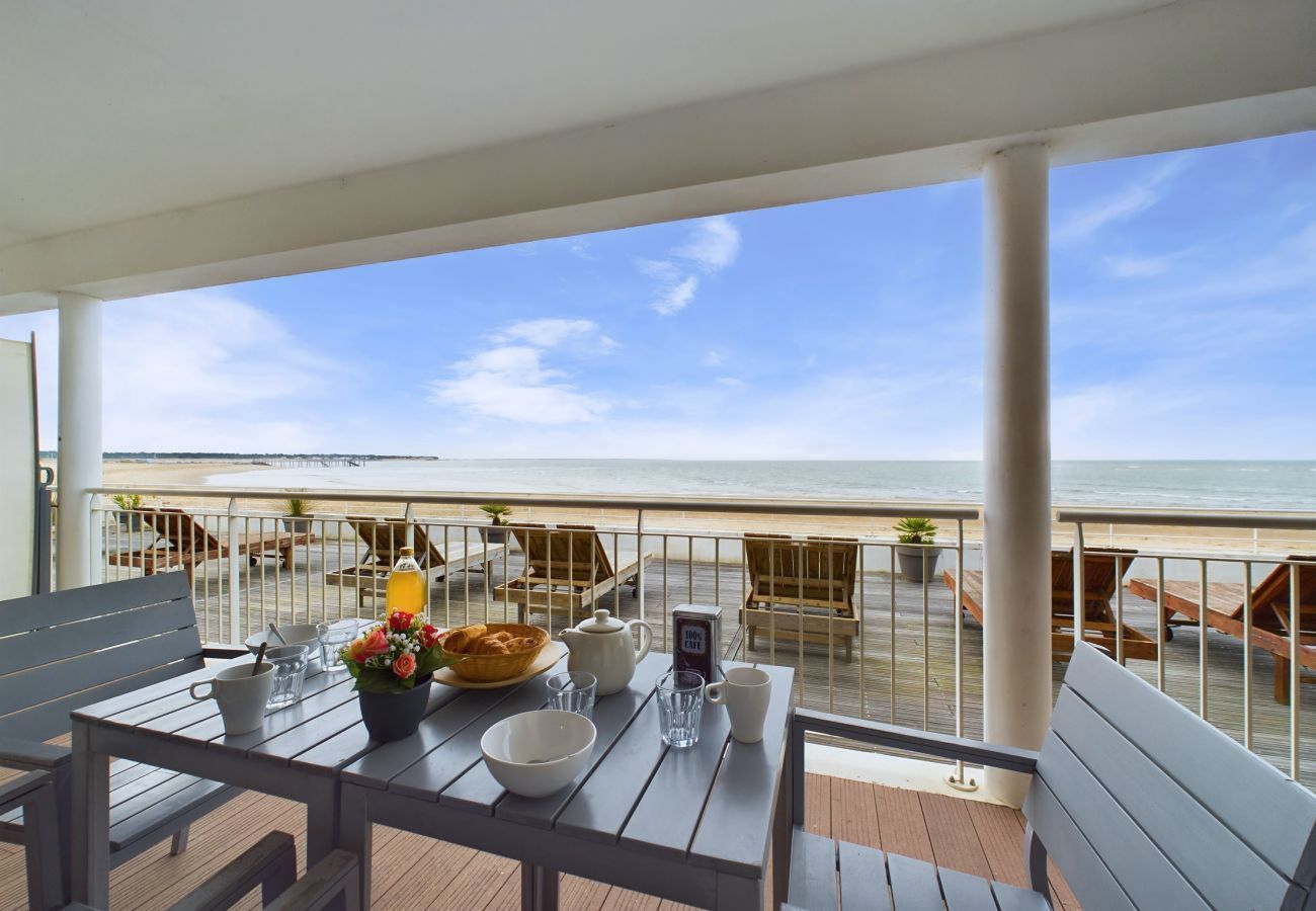 Apartment in La Tranche-sur-Mer - Seafront - Apartment for 12 - Terrace