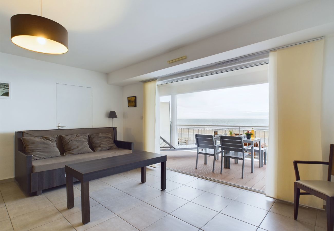 Apartment in La Tranche-sur-Mer - Seafront apartment for 6 - Terrace