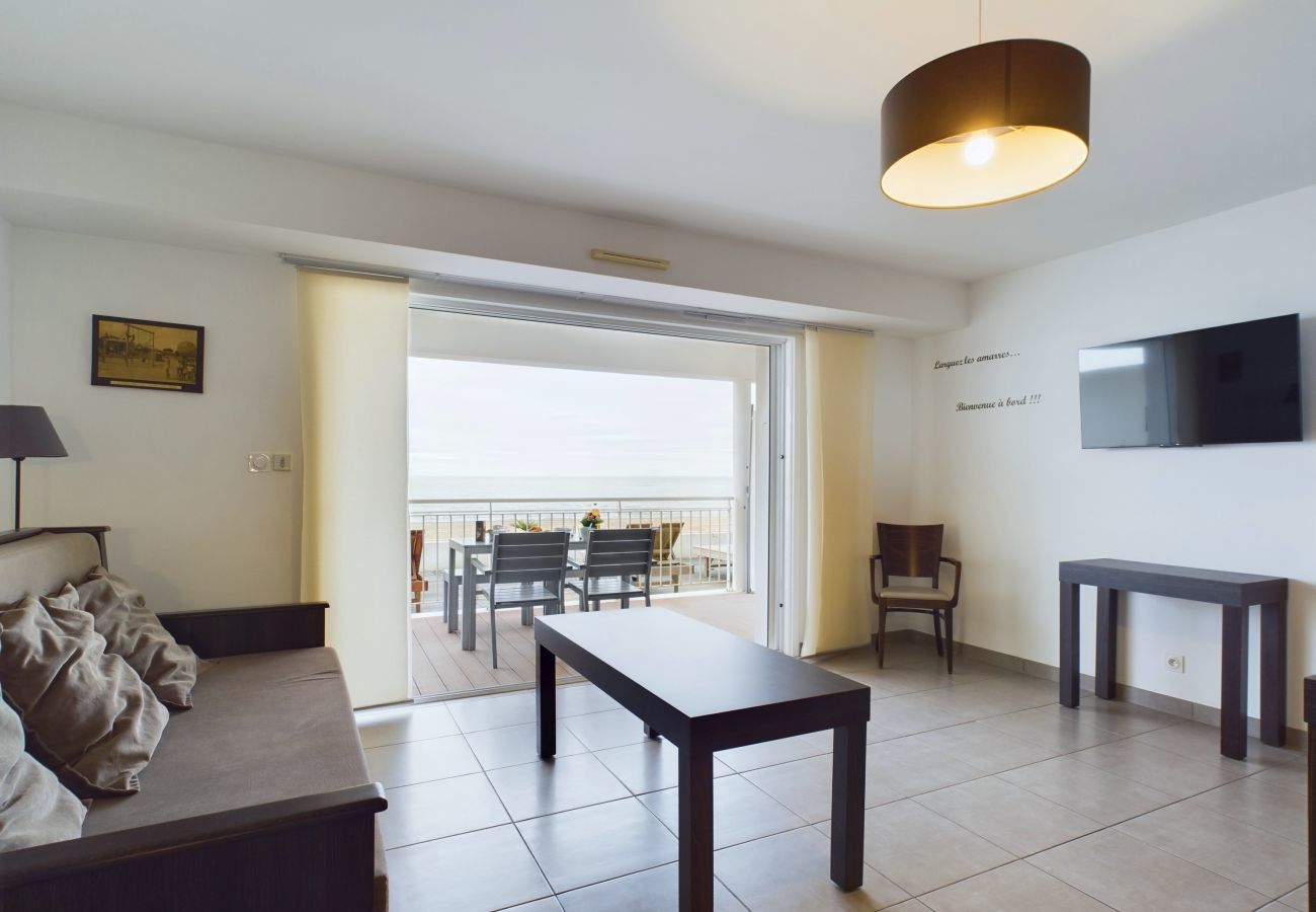 Apartment in La Tranche-sur-Mer - Seafront apartment for 6 - Terrace