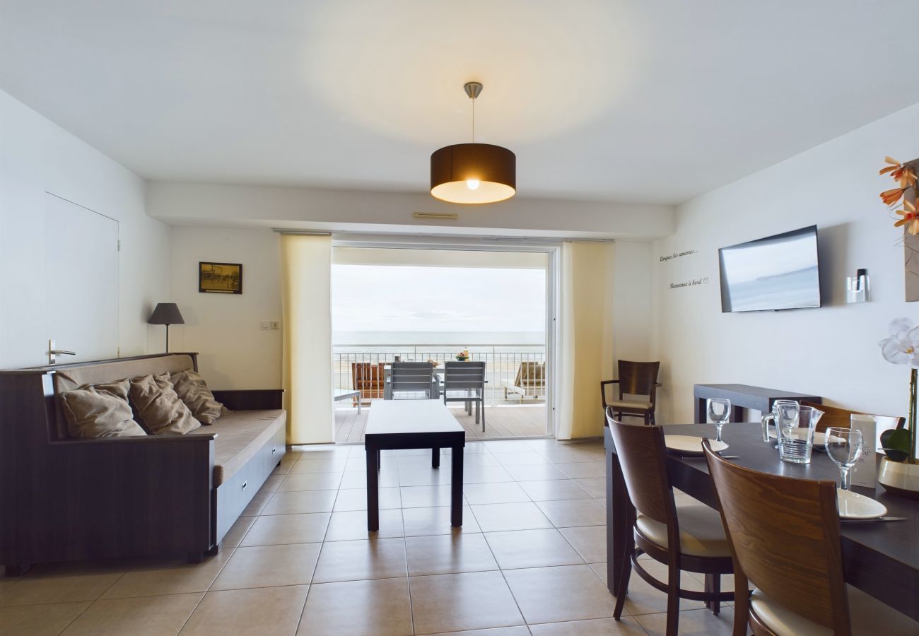 Apartment in La Tranche-sur-Mer - Seafront apartment for 6 - Terrace
