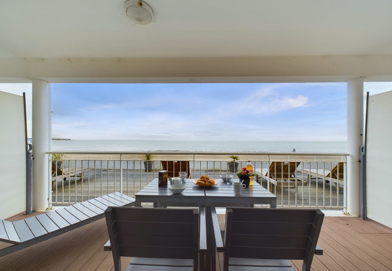 Apartment in La Tranche-sur-Mer - Seafront apartment for 6 - Terrace
