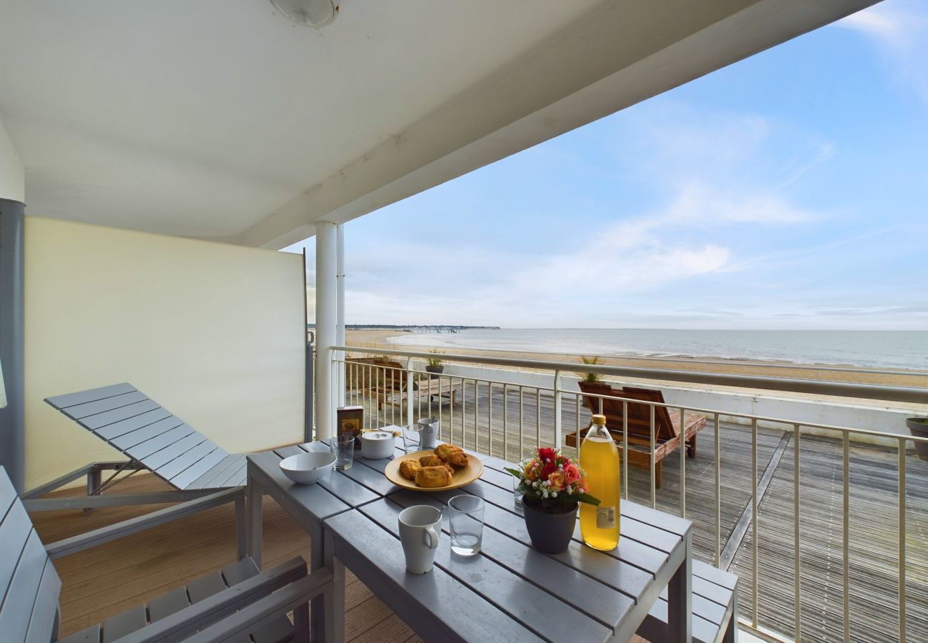 Apartment in La Tranche-sur-Mer - Seafront apartment for 6 - Terrace