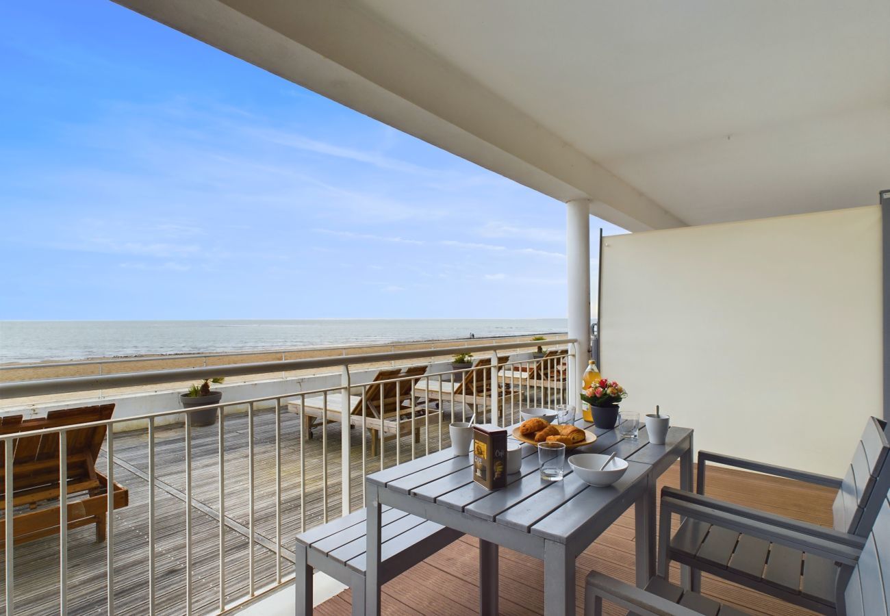 Apartment in La Tranche-sur-Mer - Seafront apartment for 6 - Terrace