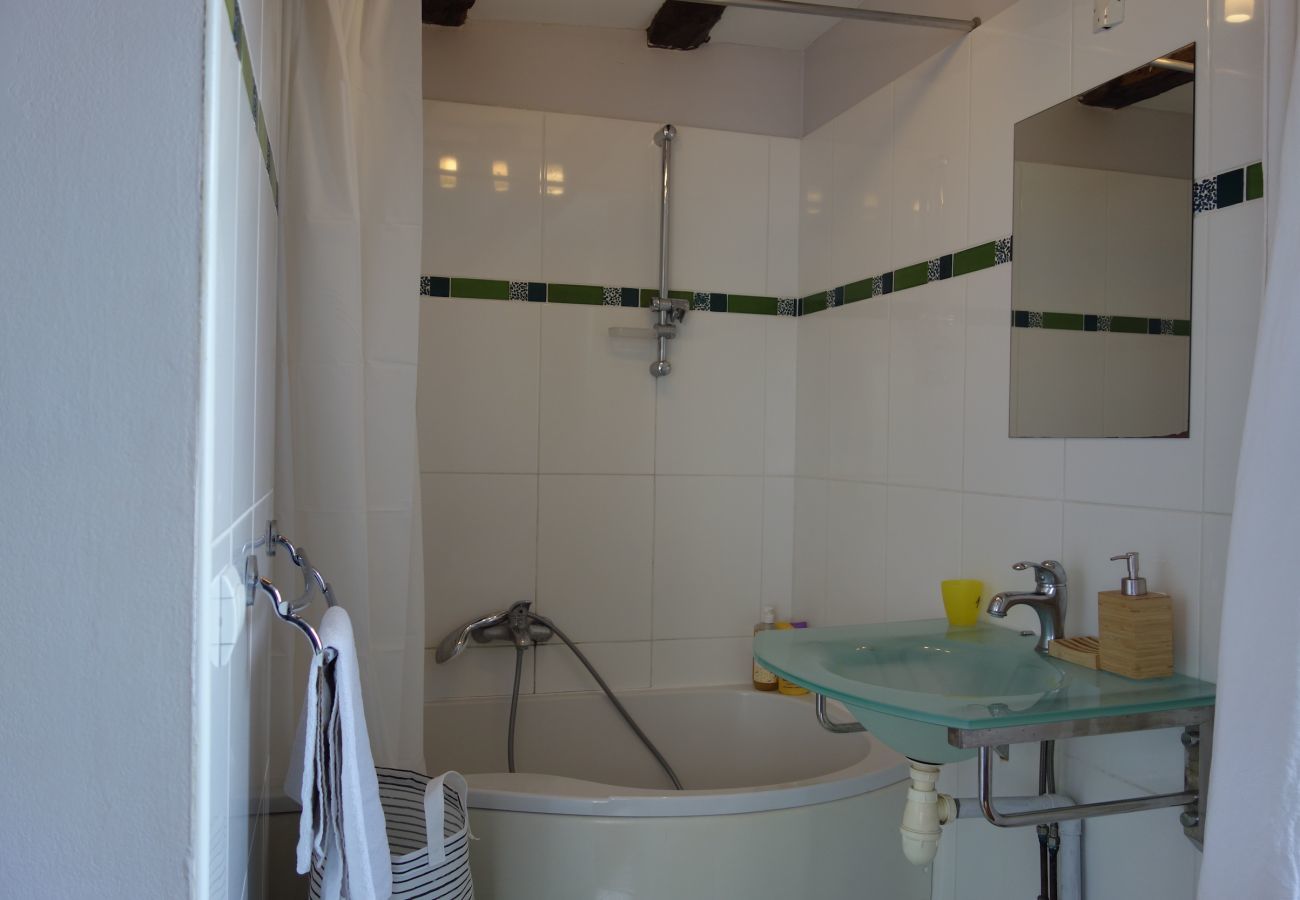 House in Coly - In the heart of the village, house for 8 with pool