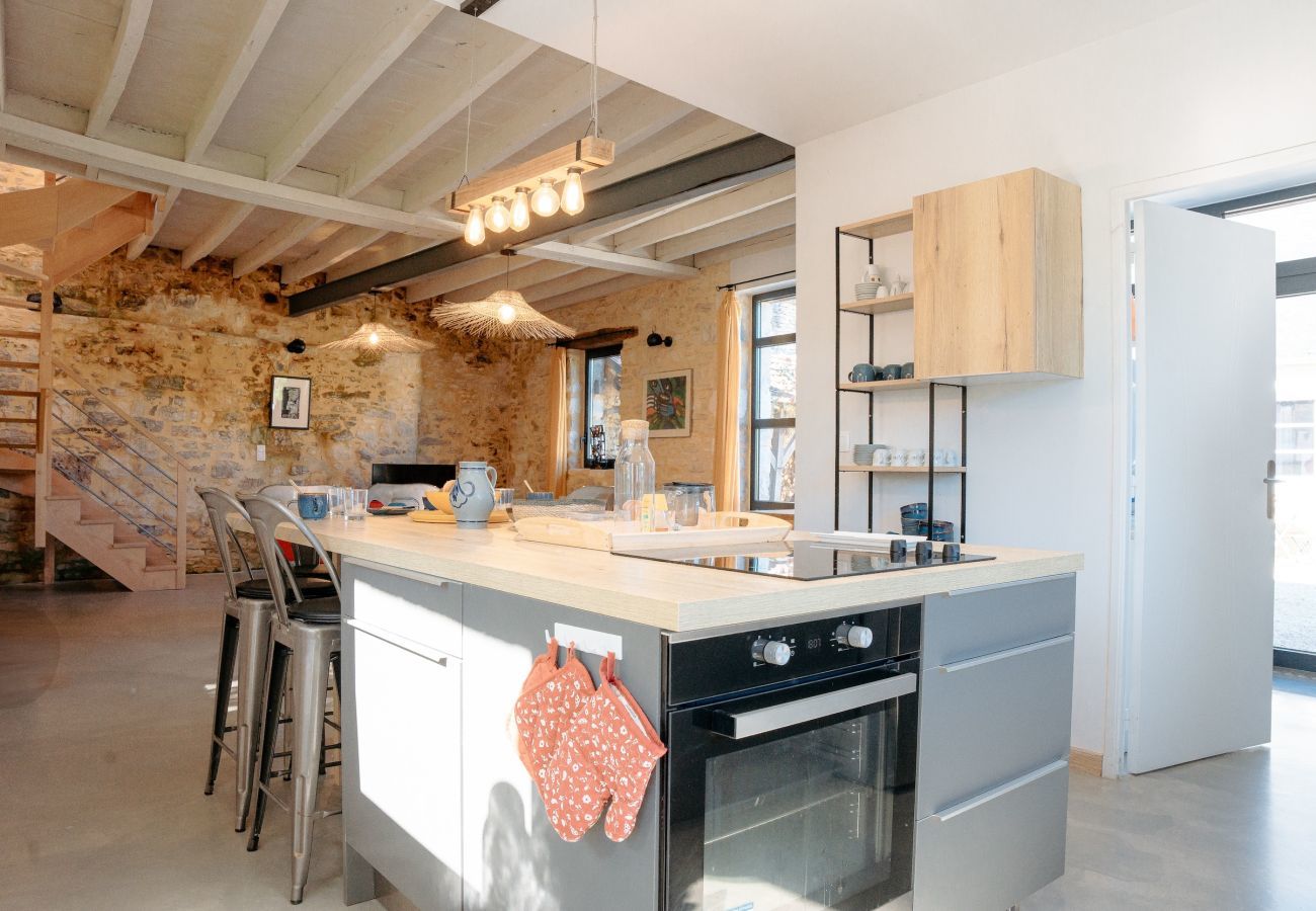 House in Coly - In the heart of the village, house for 8 with pool