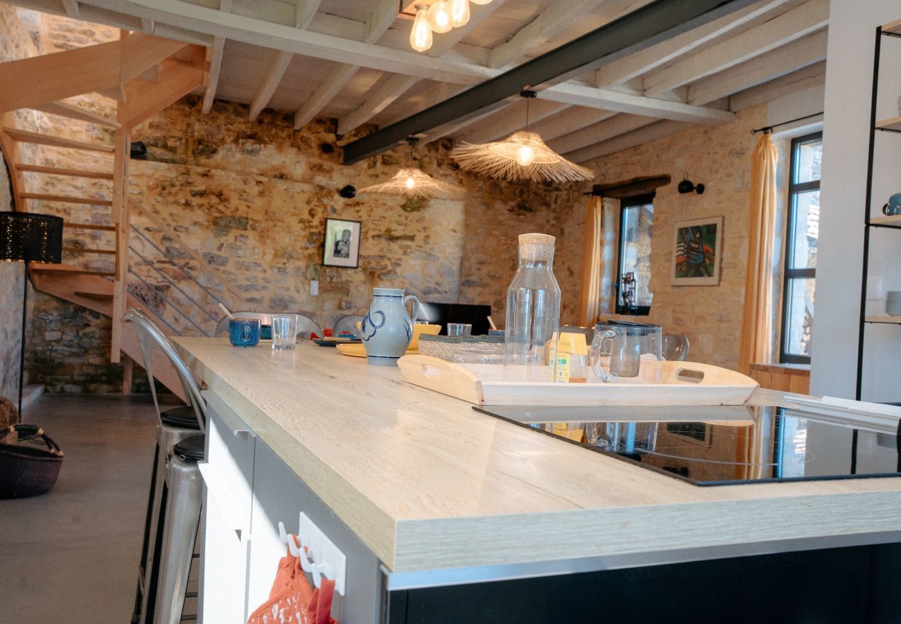 House in Coly - In the heart of the village, house for 8 with pool