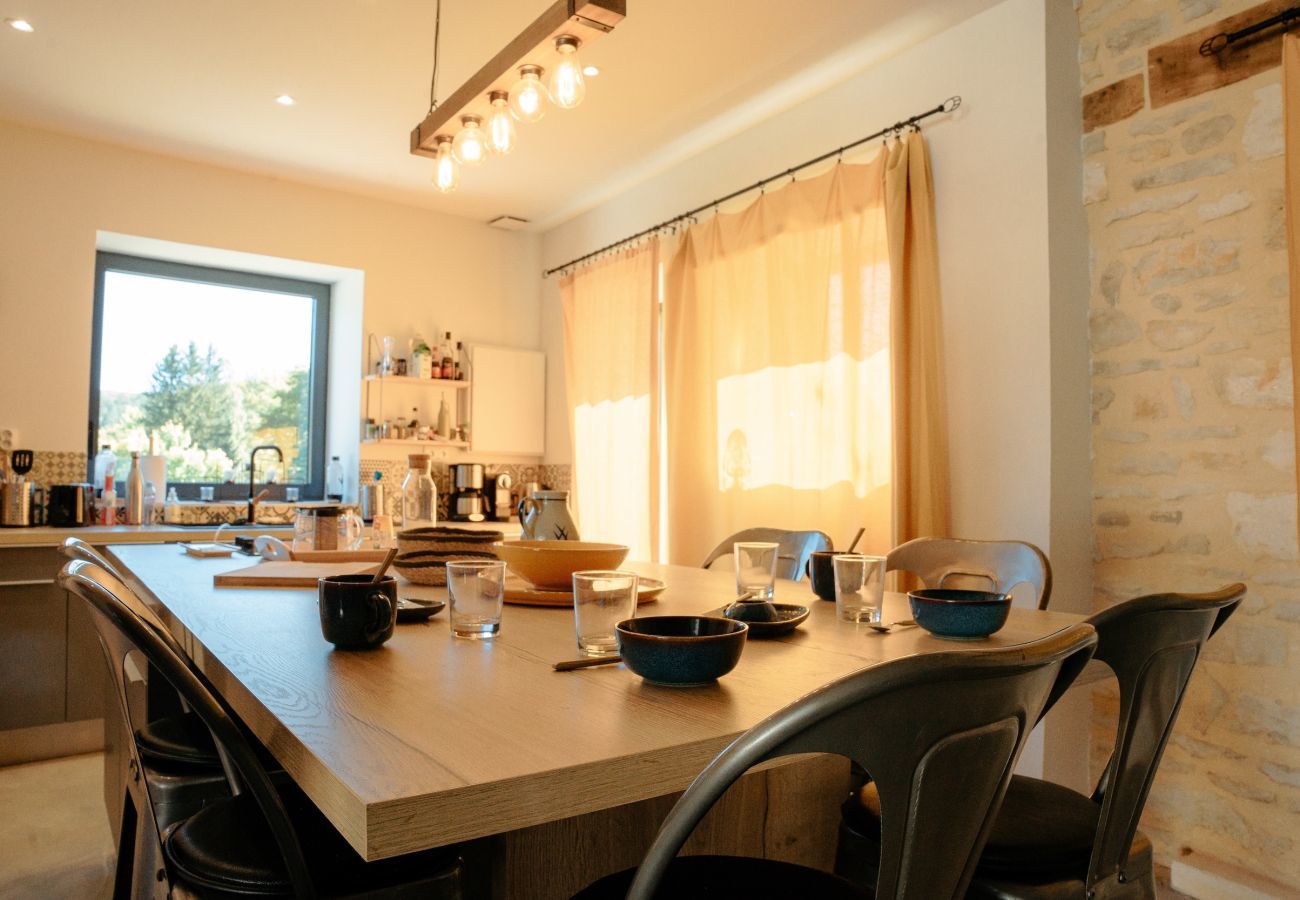 House in Coly - In the heart of the village, house for 8 with pool