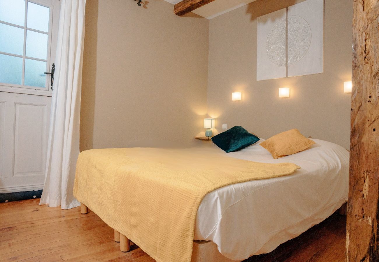 House in Coly - In the heart of the village, house for 8 with pool