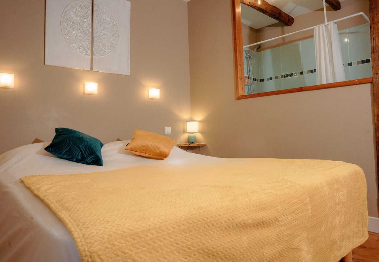 House in Coly - In the heart of the village, house for 8 with pool