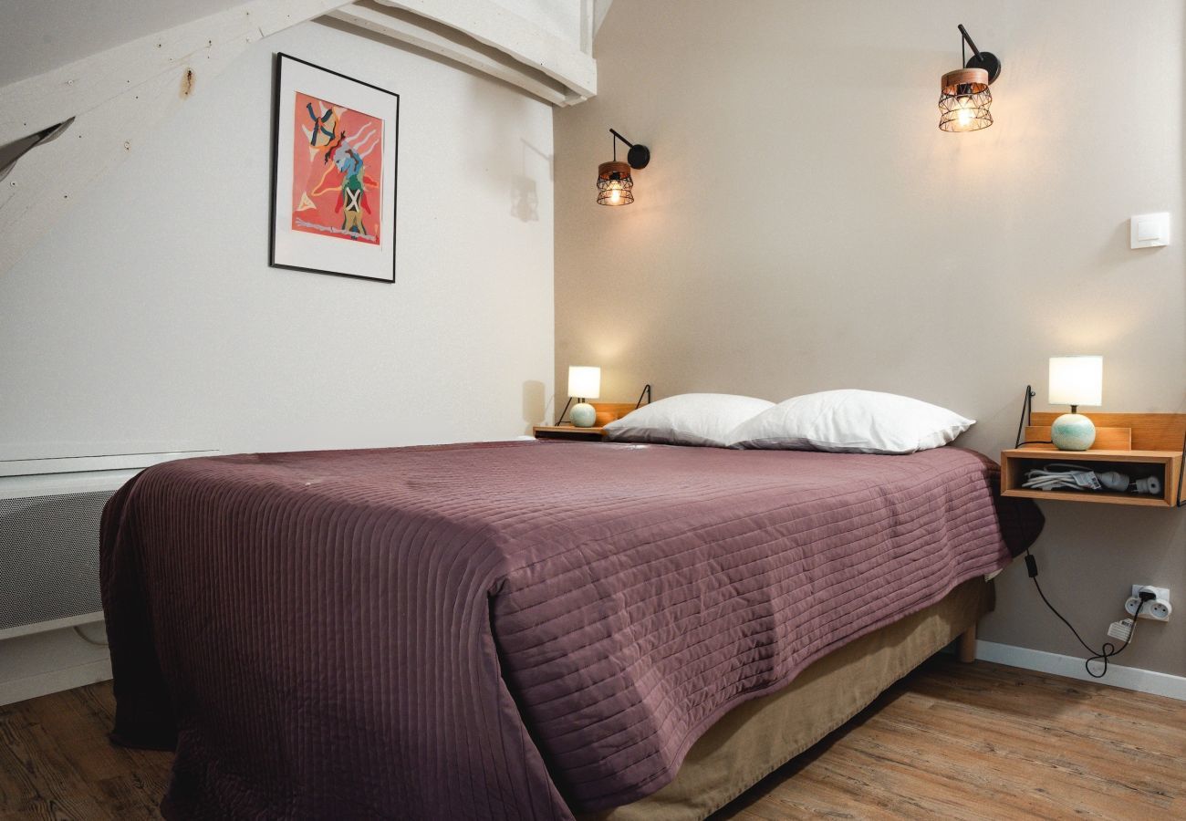 House in Coly - In the heart of the village, house for 8 with pool