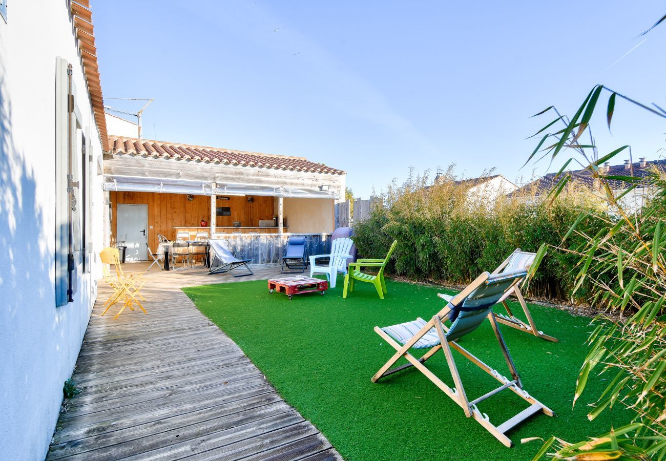 House in La Guérinière - 240m from beaches - House with garden for 12