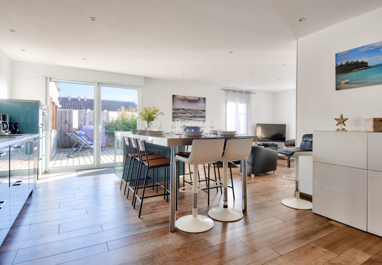 House in La Guérinière - 240m from beaches - House with garden for 12