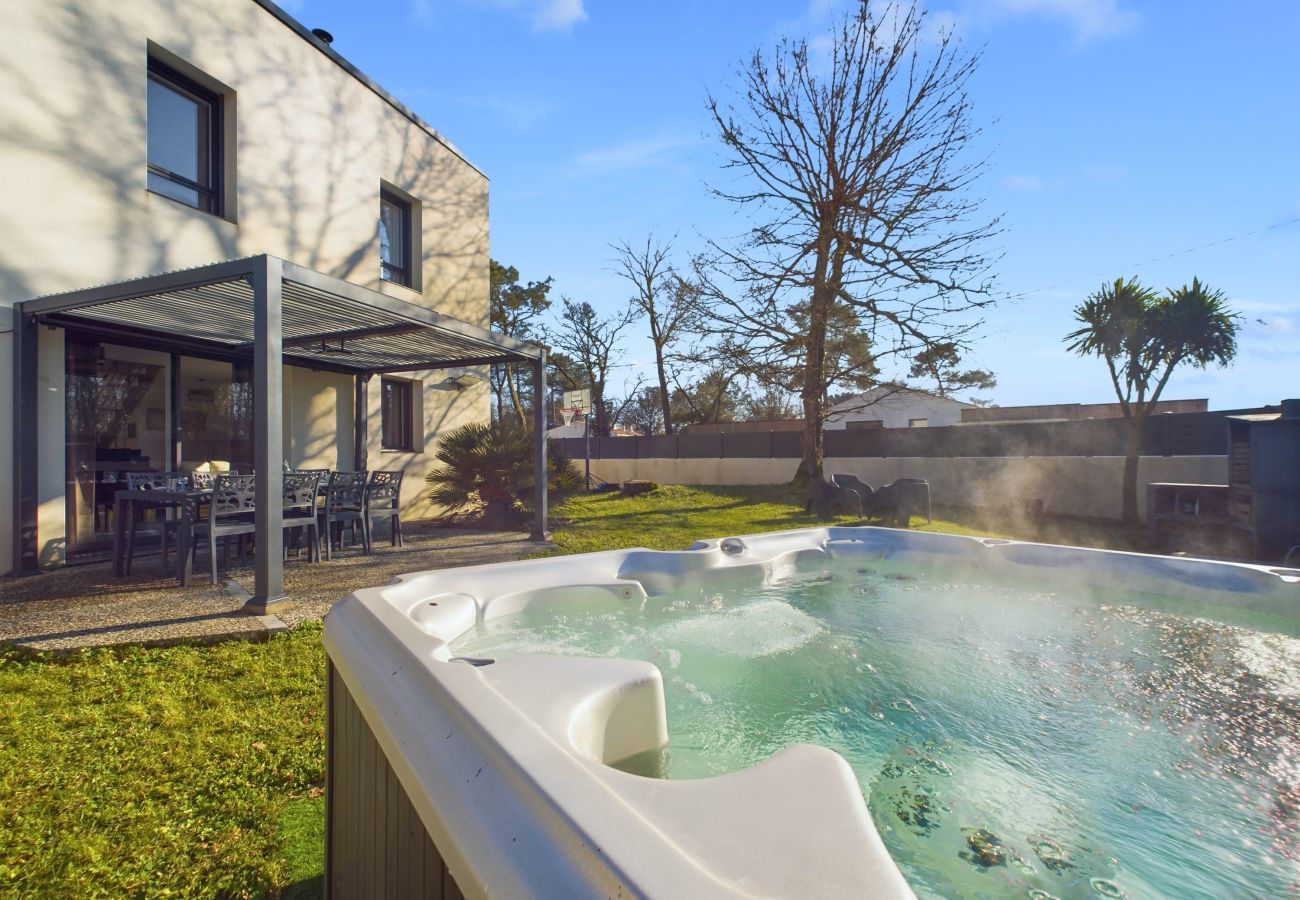 House in Saint-Hilaire-de-Riez - House with garden and jacuzzi for 8 people