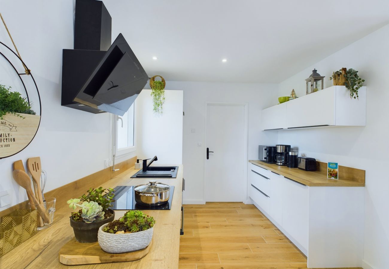 House in Plomeur - House for 8 in Plomeur - Large garden 