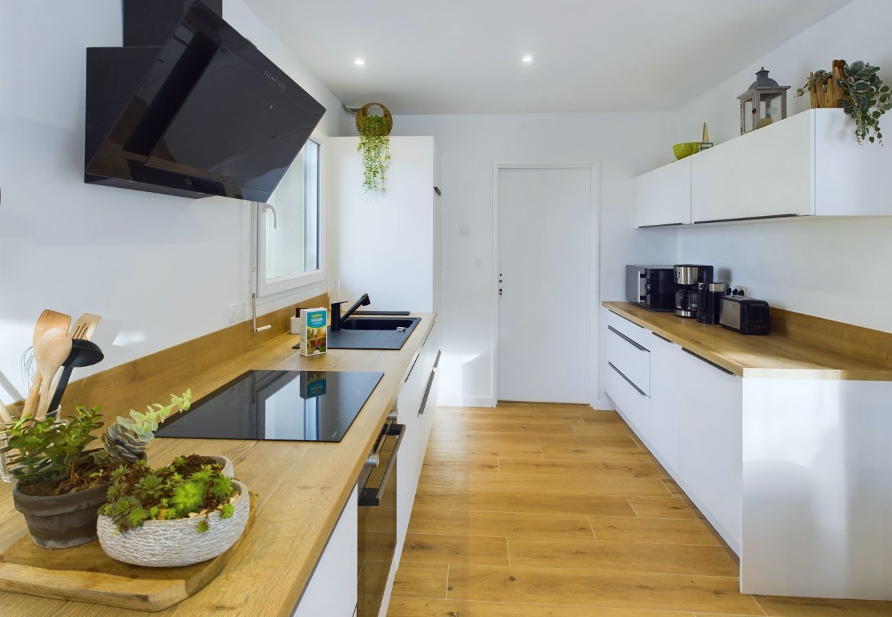 House in Plomeur - House for 8 in Plomeur - Large garden 