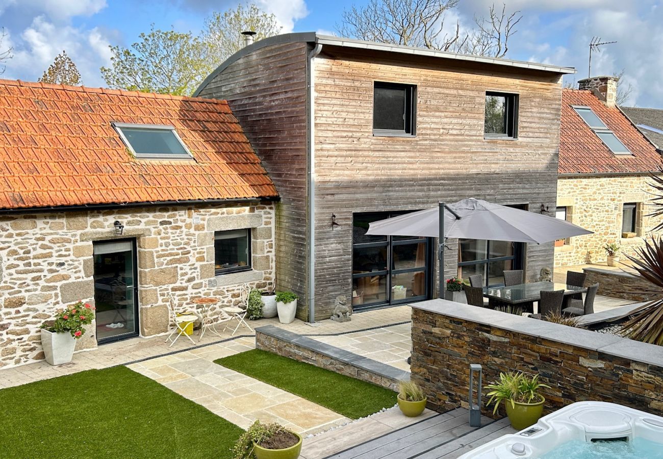 Villa in Guissény - Villa Ty Amor - Large garden and jacuzzi for 9
