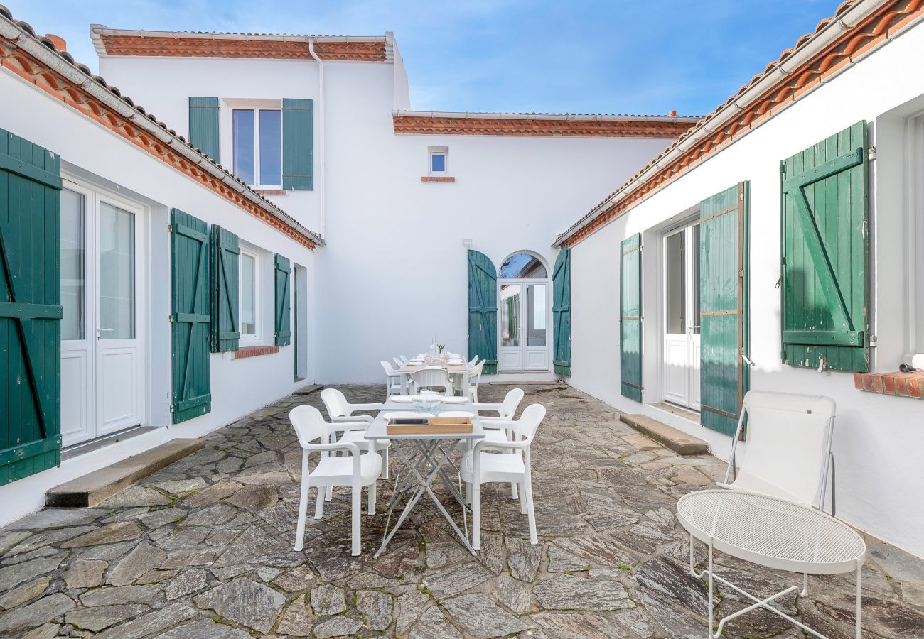 House in Saint-Michel-Chef-Chef - Sea - beach facing family villa for 12