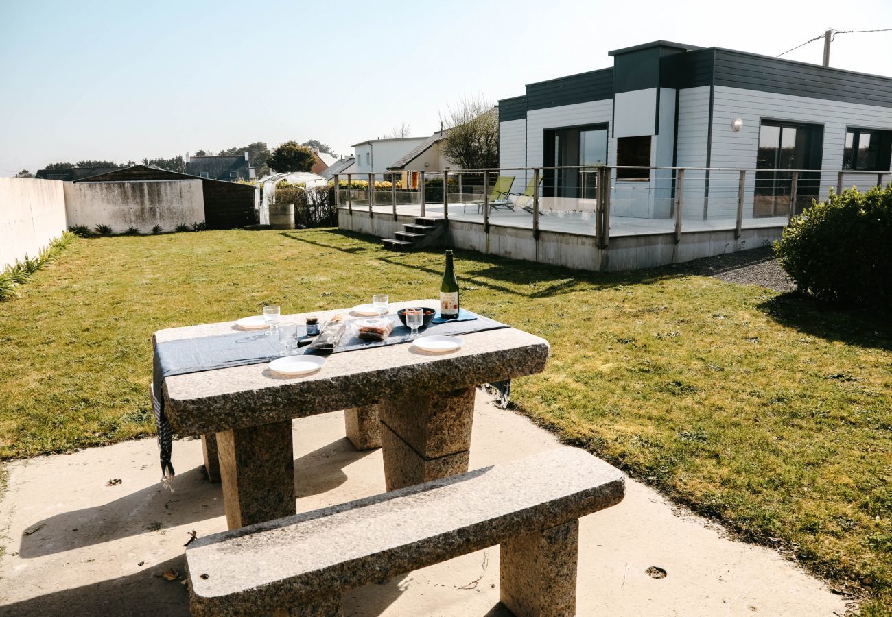 House in Plounéour-Trez - 500m from the sea, modern house with garden for 4