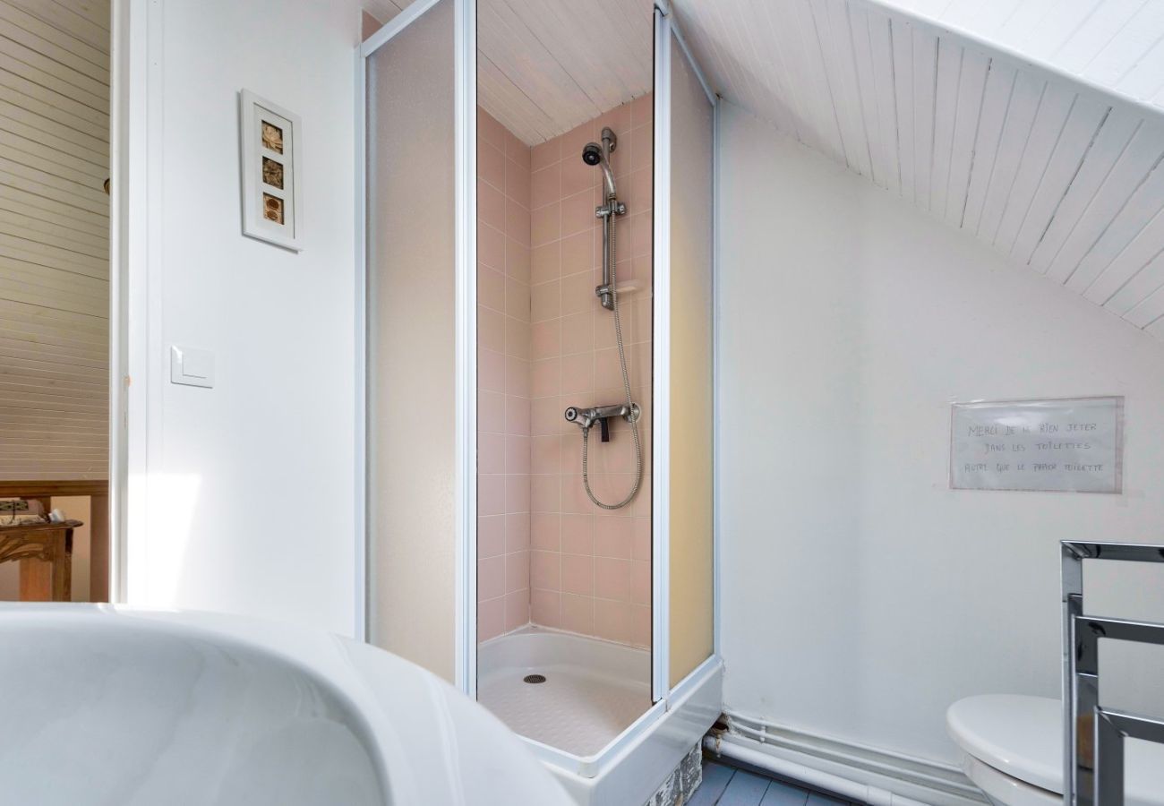 House in Plougrescant - Ideal for 8 adults and 5 children -  200m beach