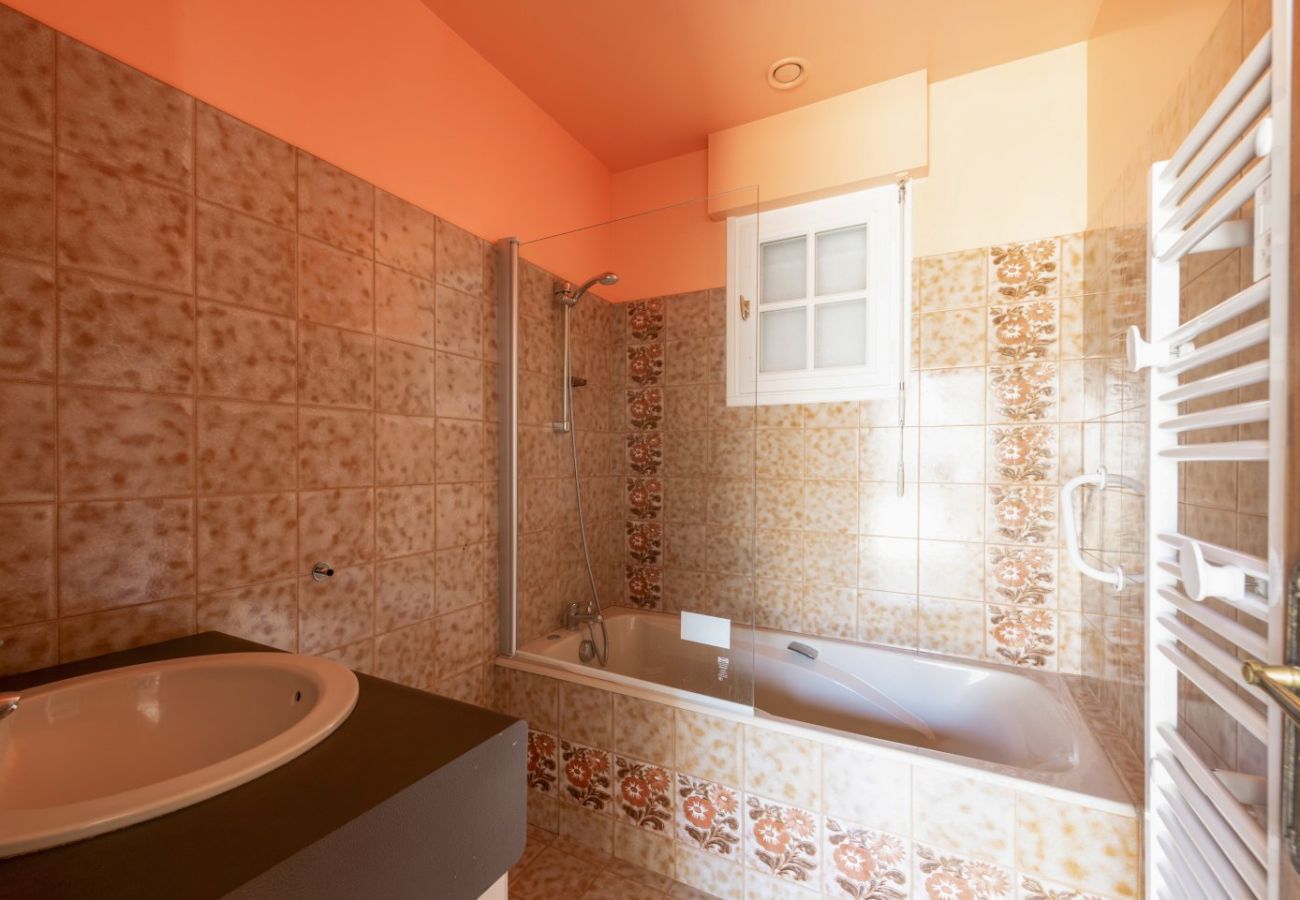 House in Plougrescant - Ideal for 8 adults and 5 children -  200m beach