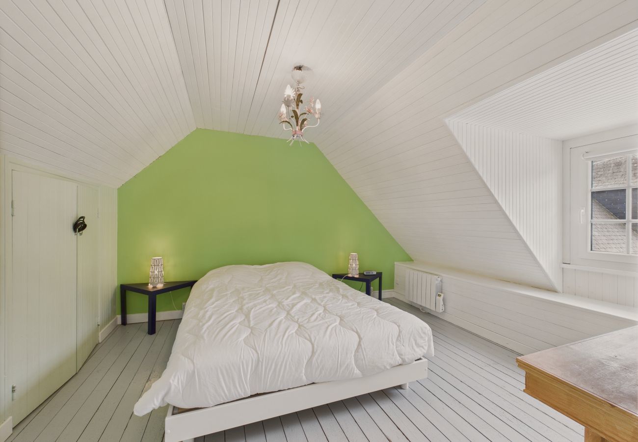 House in Plougrescant - Ideal for 8 adults and 5 children -  200m beach