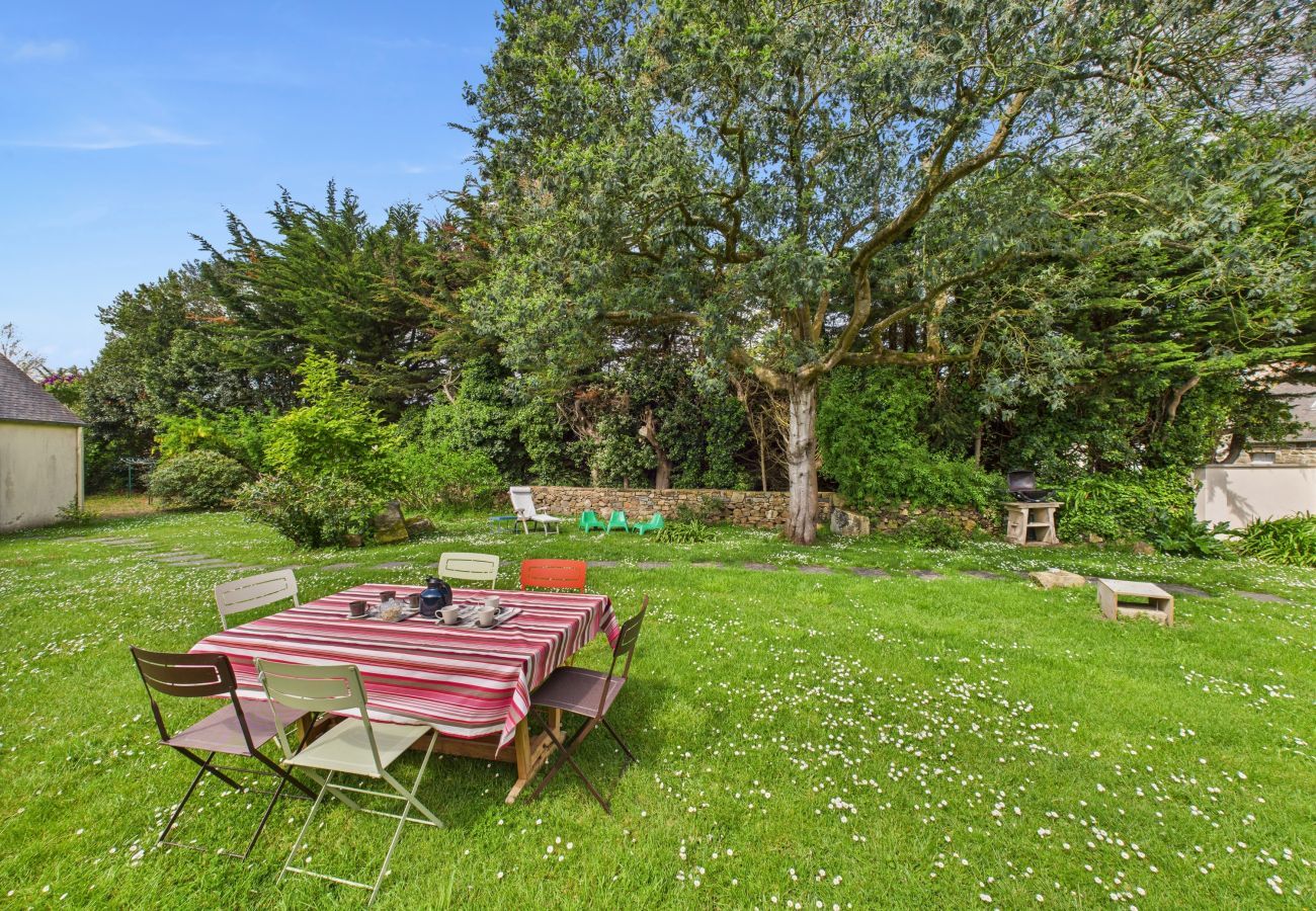 House in Plougrescant - Ideal for 8 adults and 5 children -  200m beach