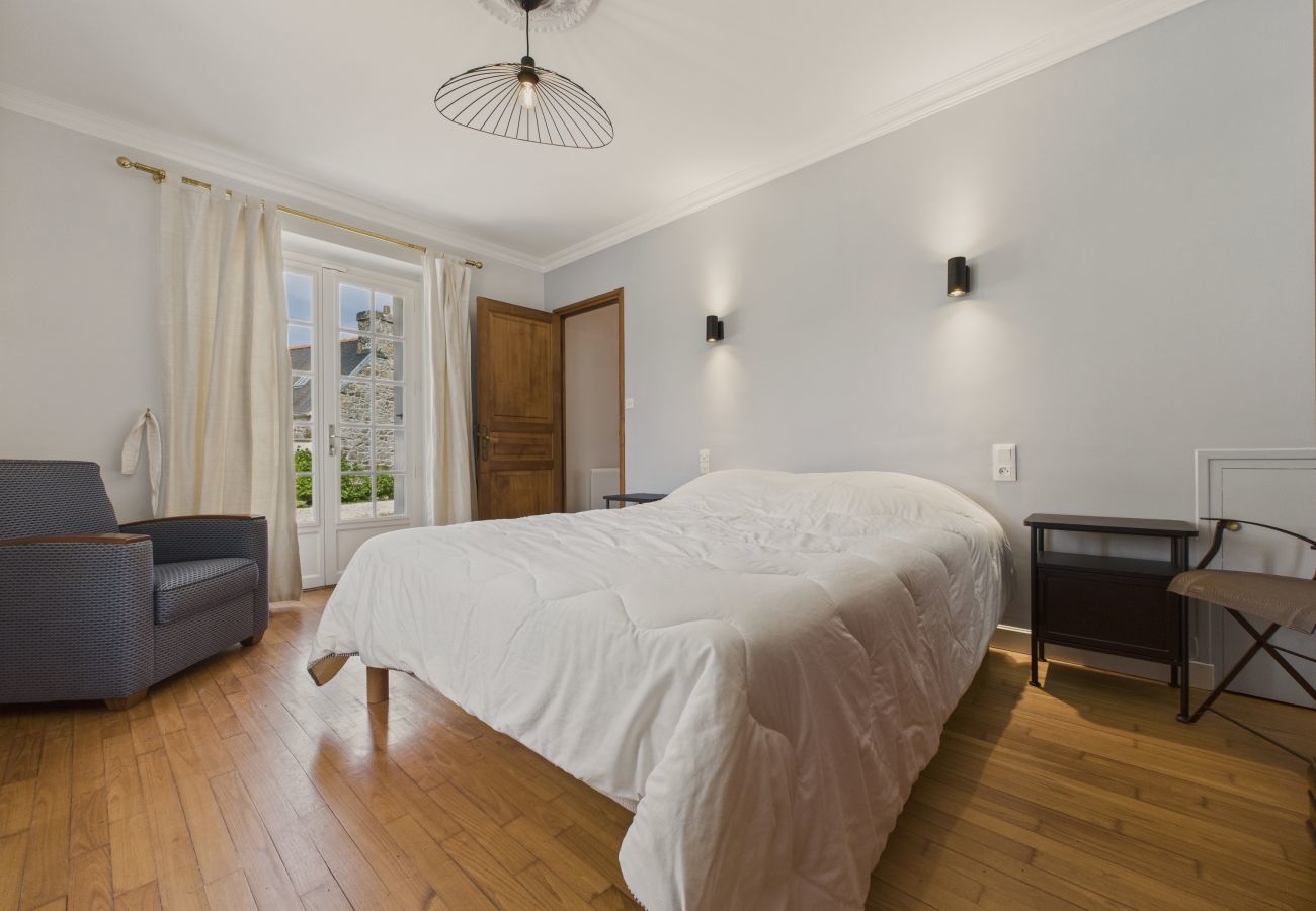 House in Plougrescant - Ideal for 8 adults and 5 children -  200m beach