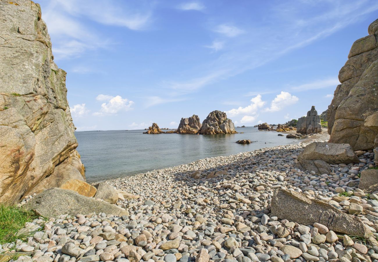 House in Plougrescant - Ideal for 8 adults and 5 children -  200m beach