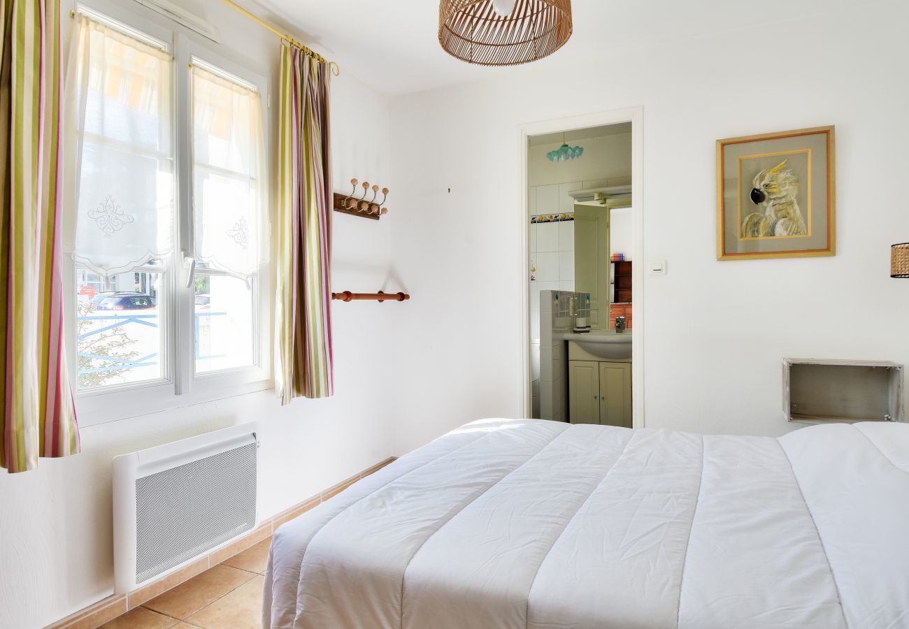 House in Barbâtre - House for 7 people 900m from the beach 