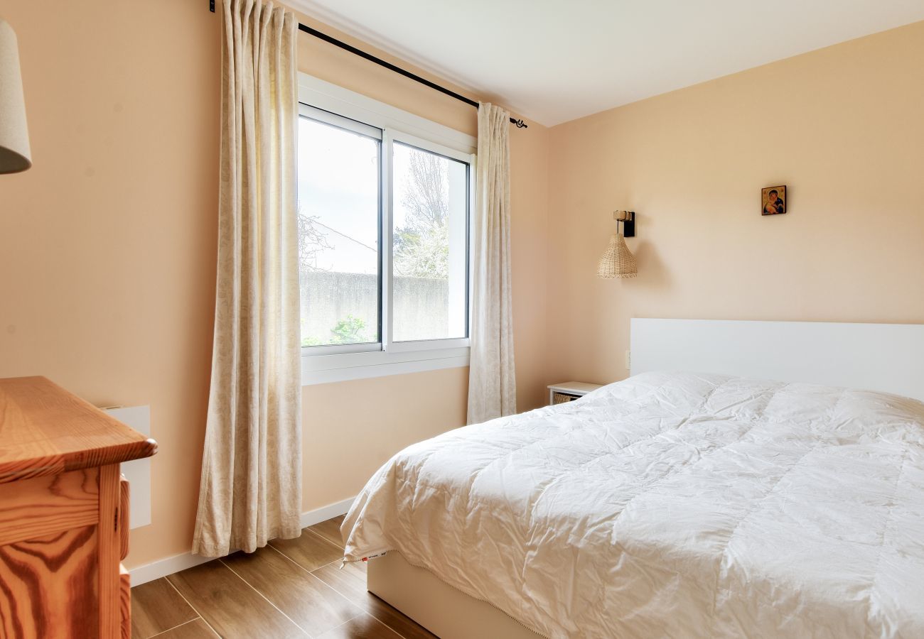 House in La Guérinière - House for 6 with garden - 800 m from the beach