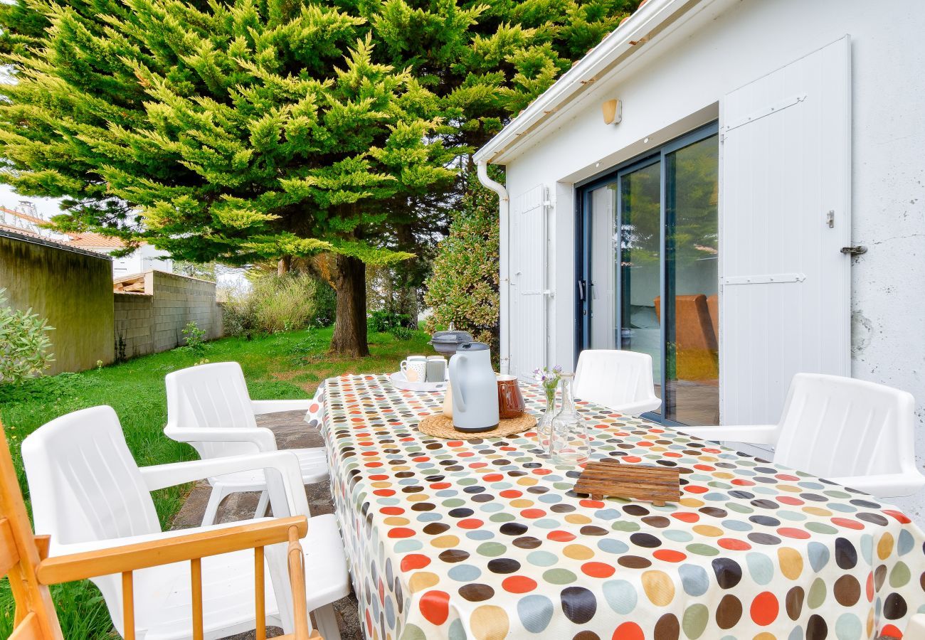 House in La Guérinière - House for 6 with garden - 800 m from the beach