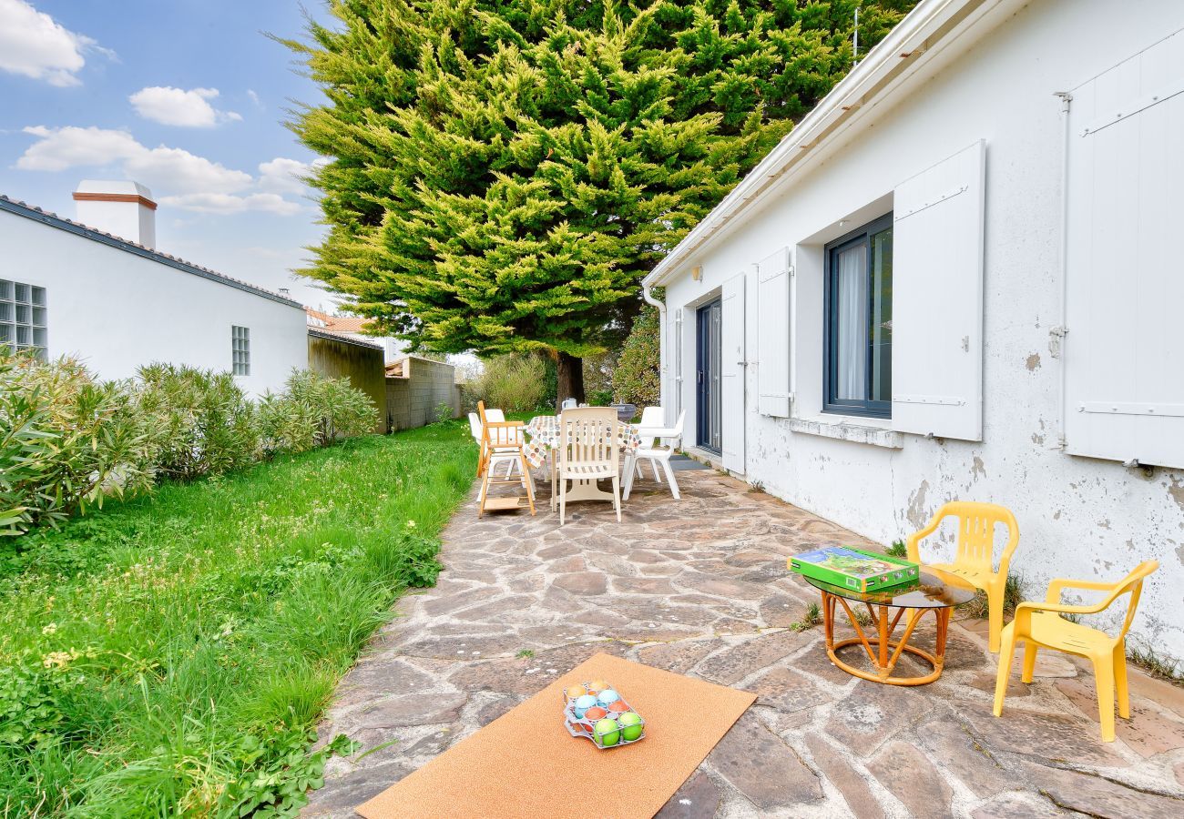House in La Guérinière - House for 6 with garden - 800 m from the beach