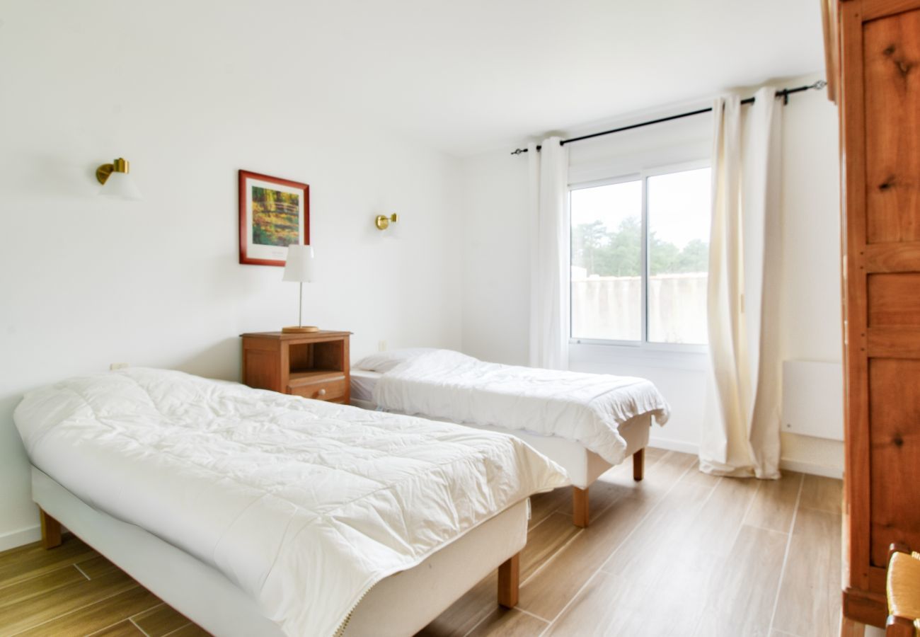 House in La Guérinière - House for 6 with garden - 800 m from the beach