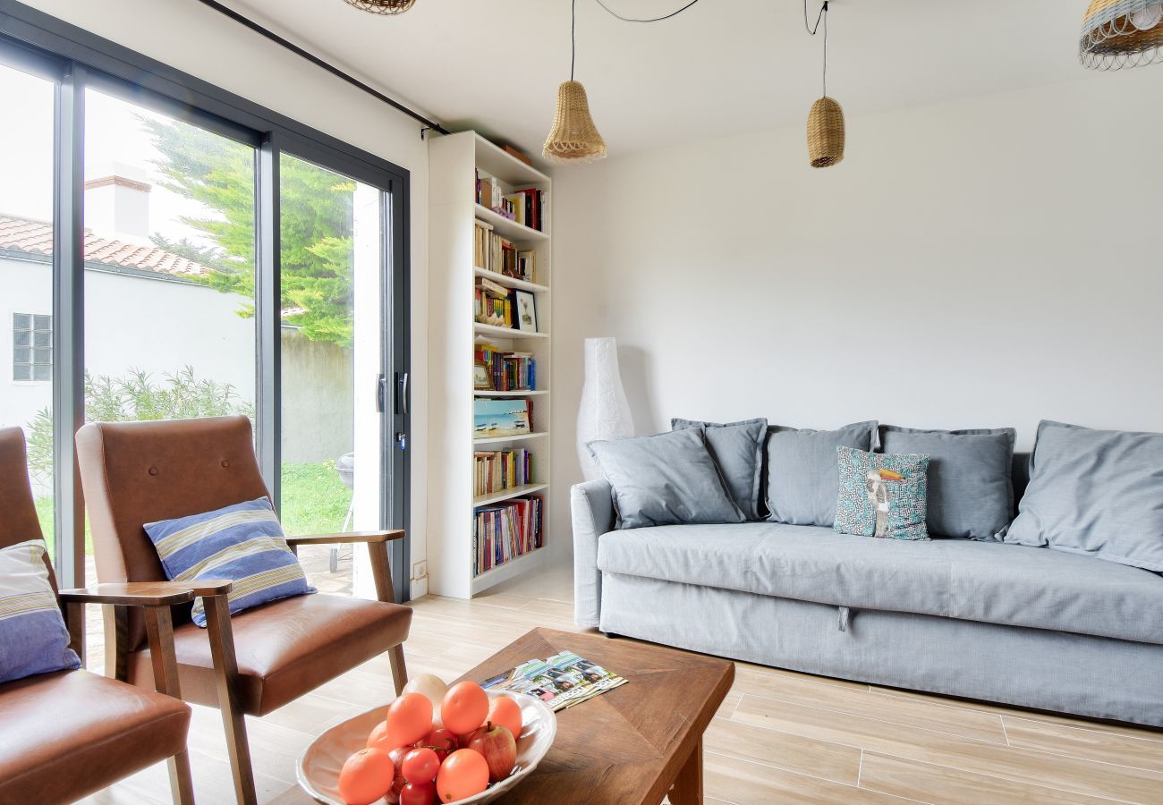 House in La Guérinière - House for 6 with garden - 800 m from the beach
