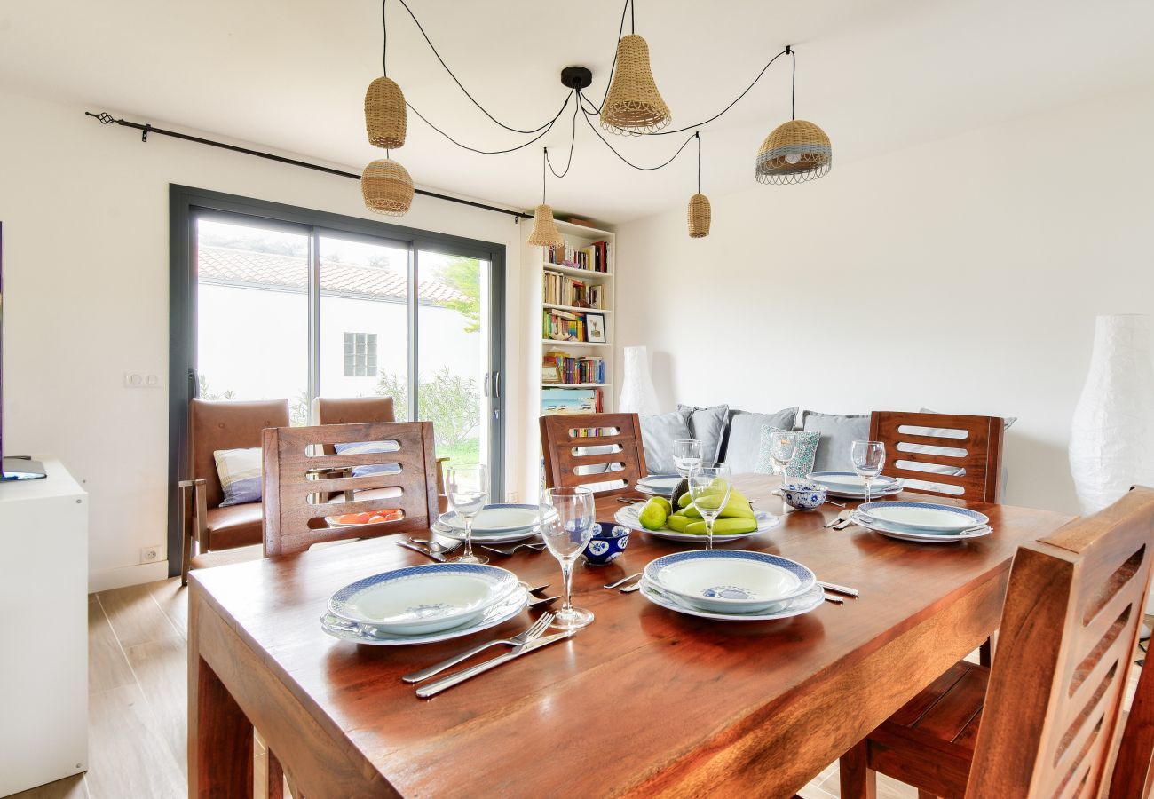 House in La Guérinière - House for 6 with garden - 800 m from the beach
