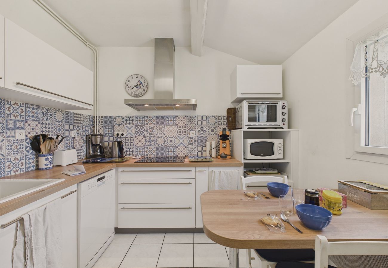 House in Trévou-Tréguignec - House for 8 with large garden, 150m from the sea