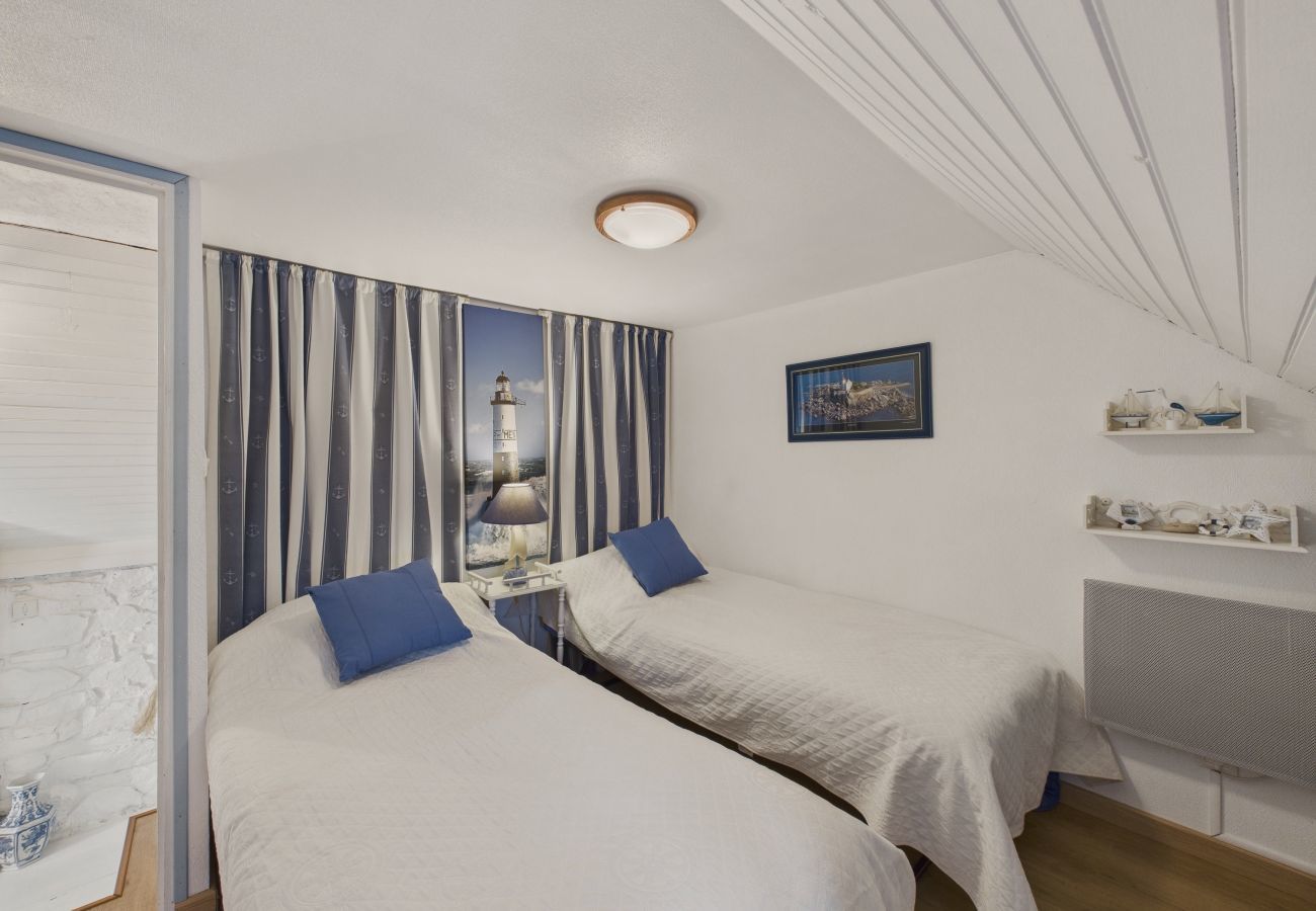 House in Trévou-Tréguignec - House for 8 with large garden, 150m from the sea