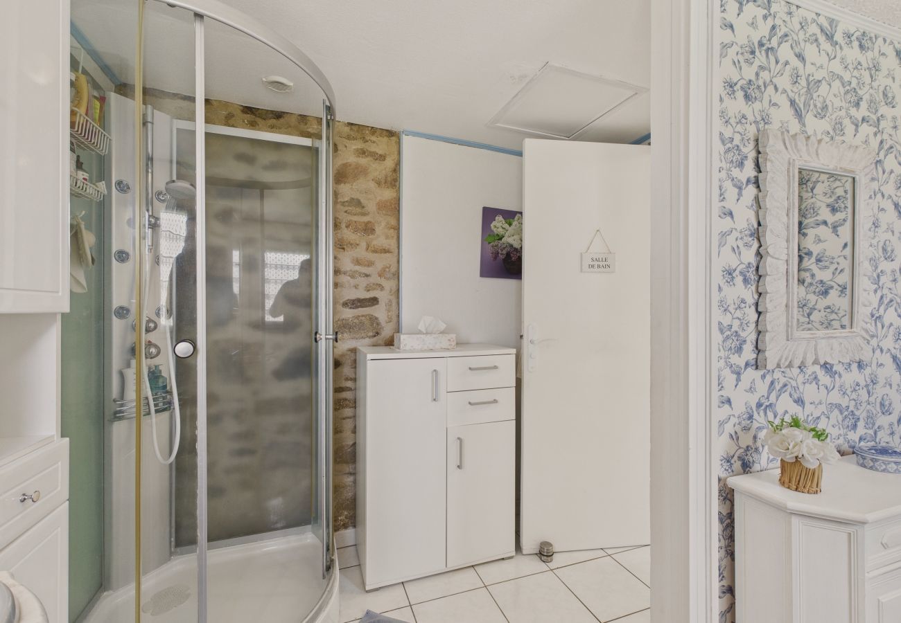 House in Trévou-Tréguignec - House for 8 with large garden, 150m from the sea