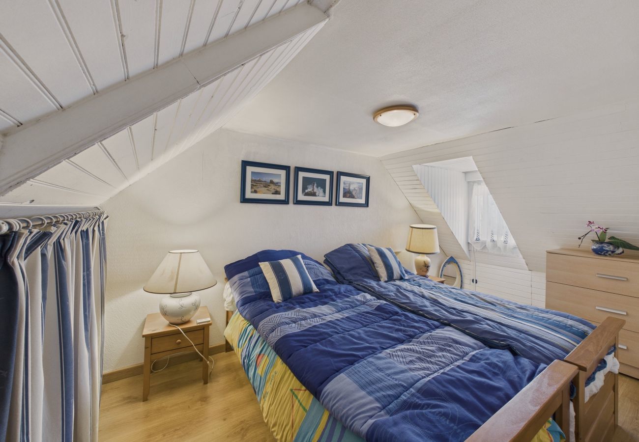 House in Trévou-Tréguignec - House for 8 with large garden, 150m from the sea