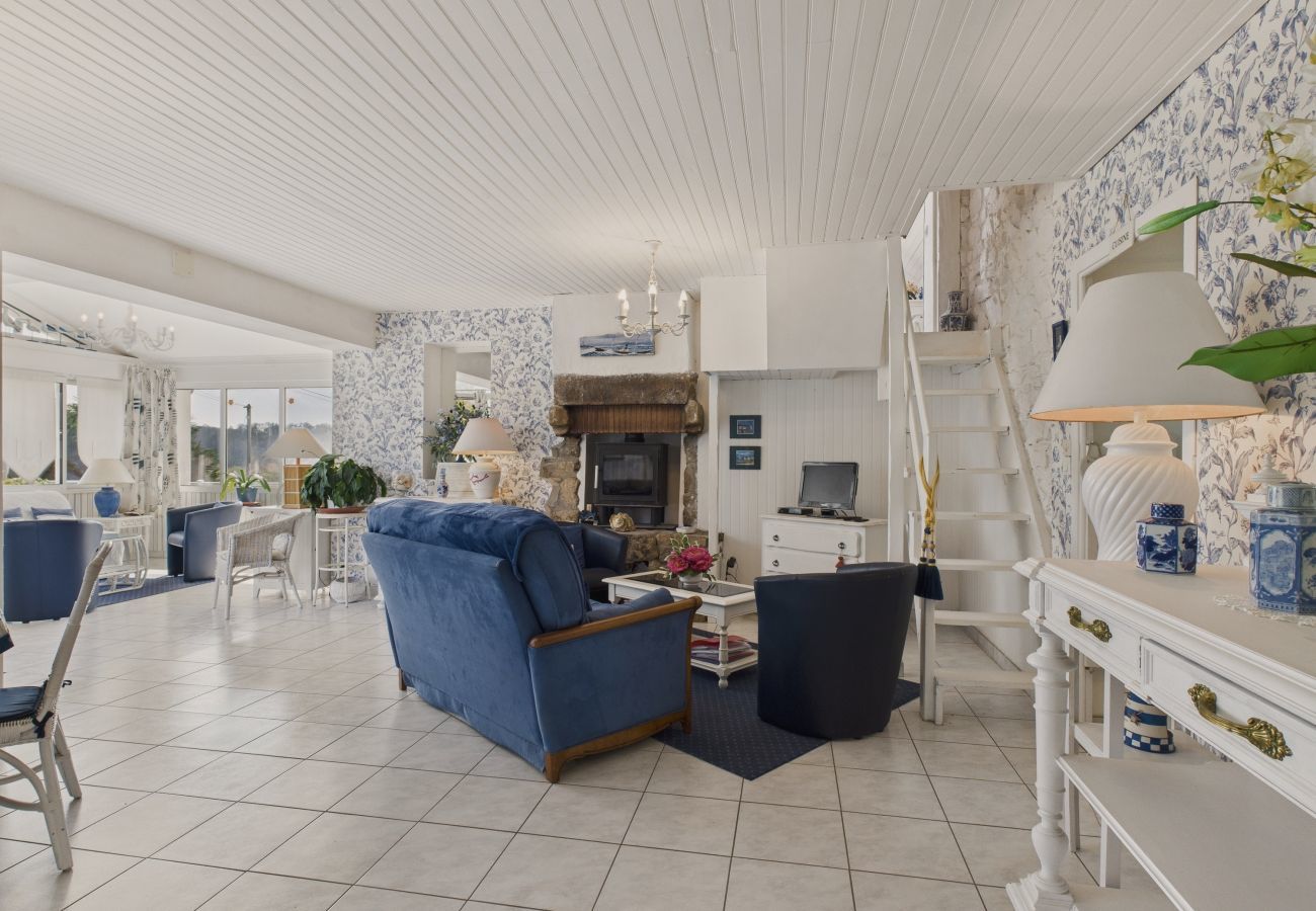 House in Trévou-Tréguignec - House for 8 with large garden, 150m from the sea