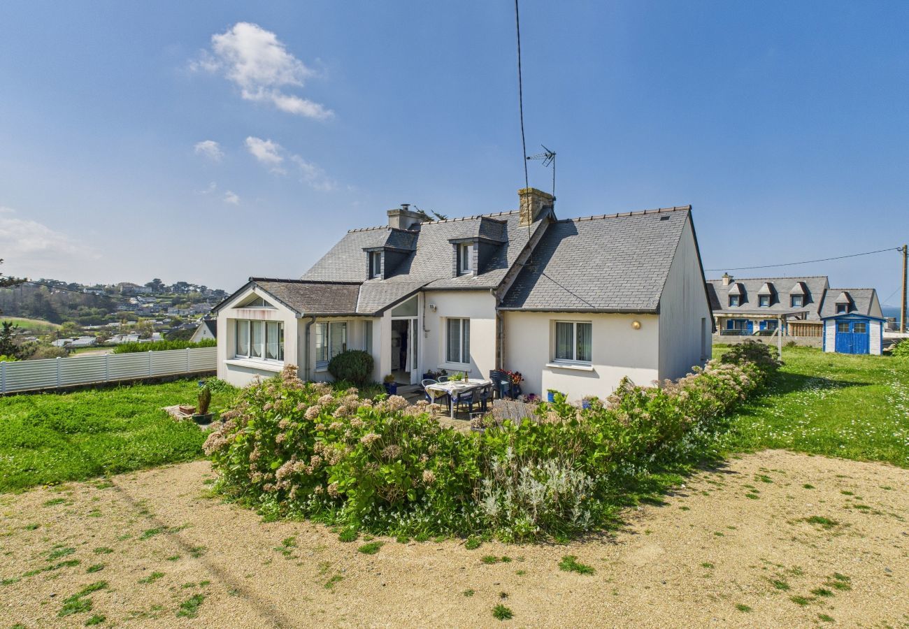 House in Trévou-Tréguignec - House for 8 with large garden, 150m from the sea