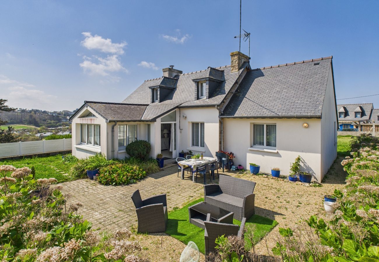 House in Trévou-Tréguignec - House for 8 with large garden, 150m from the sea