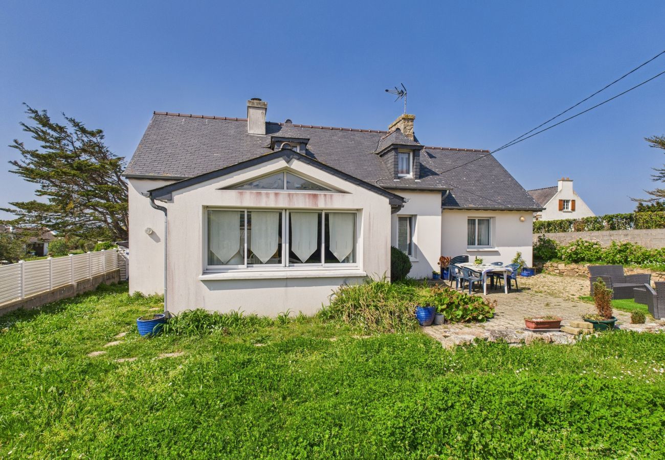 House in Trévou-Tréguignec - House for 8 with large garden, 150m from the sea