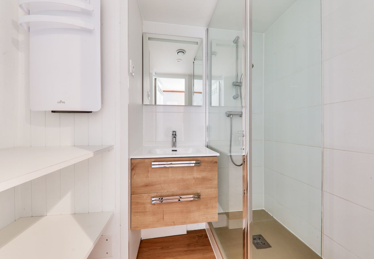 Apartment in Arzon - Ideal for 4 adults and 1 child, 300m from the beach