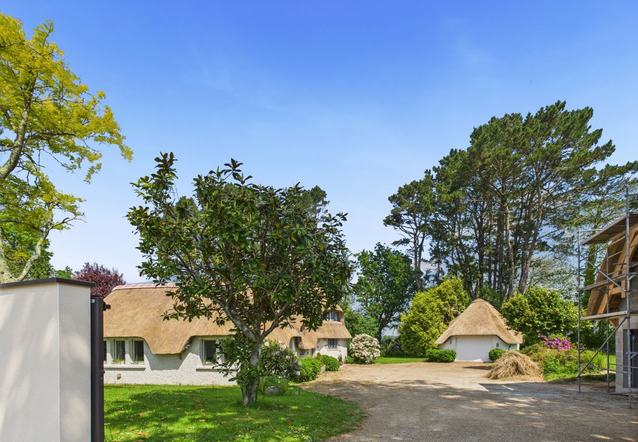 House in Pleuven - Heated pool, large garden, house for 8