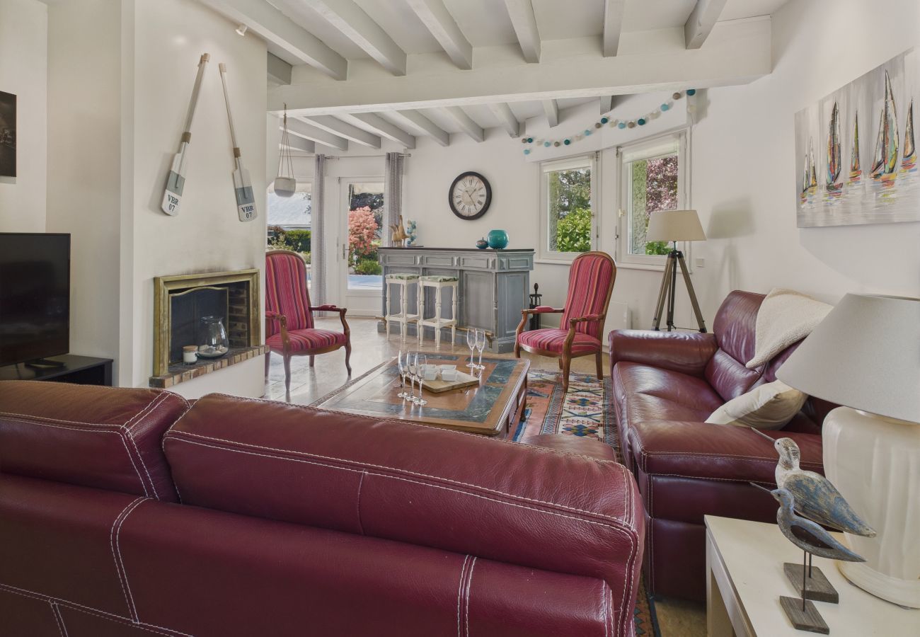 House in Pleuven - Heated pool, large garden, house for 8